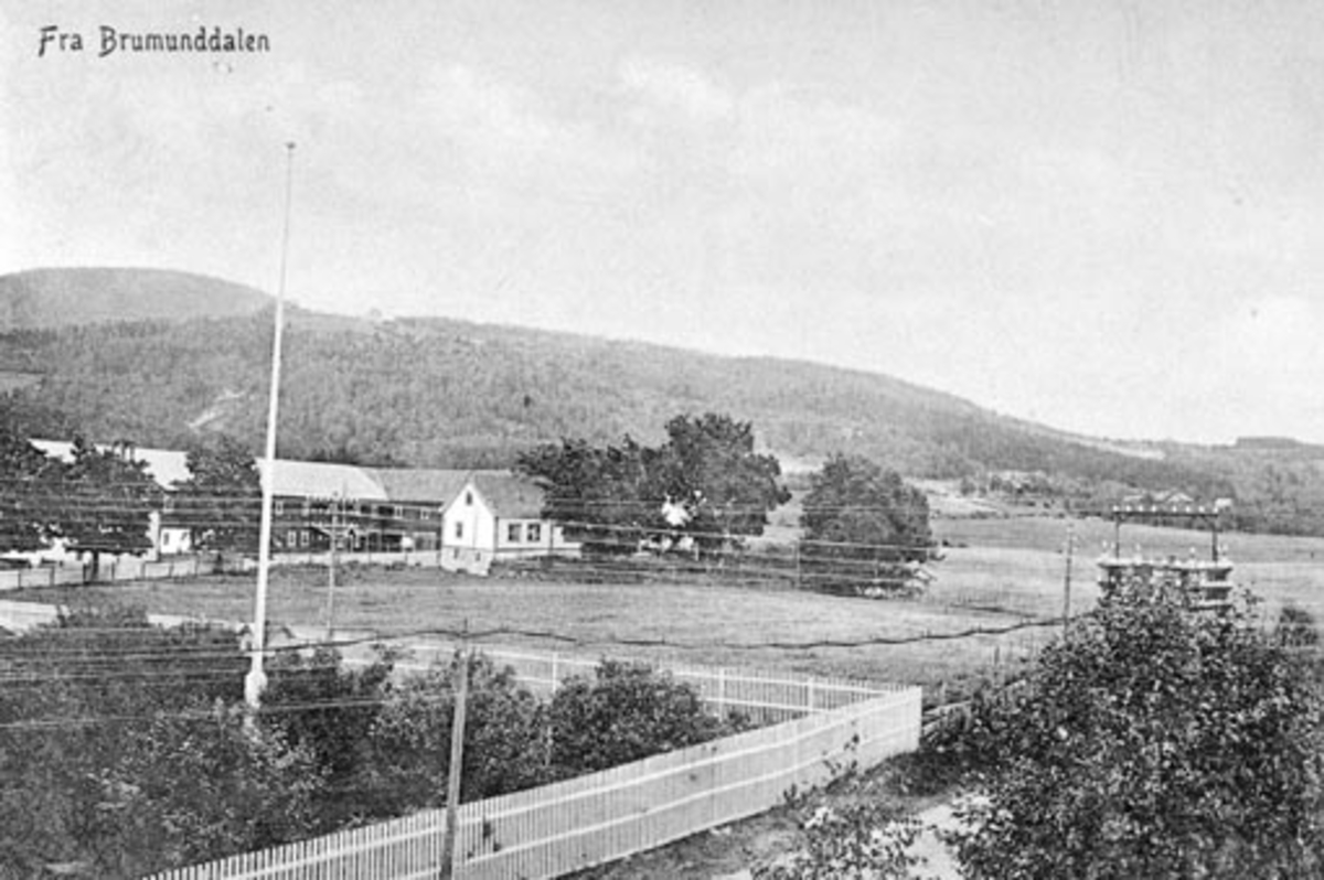 Anno Domkirkeodden, Gardsbruk, Buttekvern gård, Furnesvegen i forgrunn, Brumunddal.