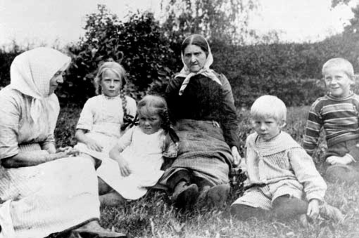 Anno Domkirkeodden, Gønner Sveinhaug og ukjent med 4 barn. Sitter på bakken. Ringsaker.