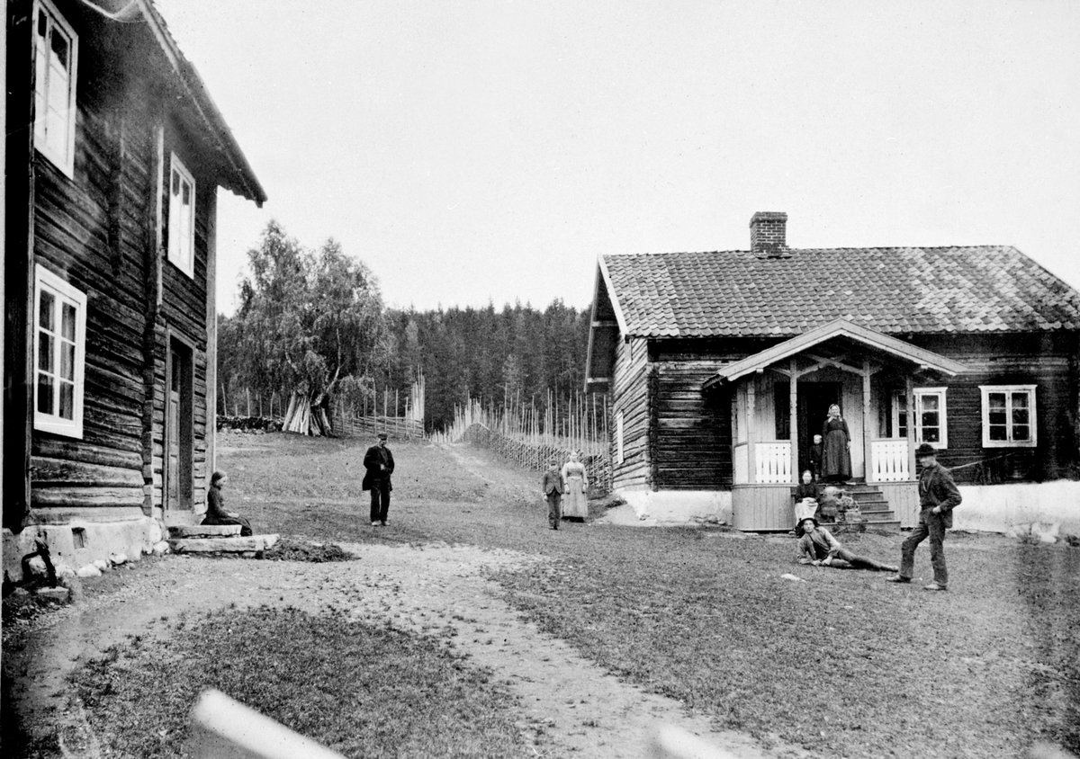 Anno Domkirkeodden, Eksteriør gardsbruk, Bredvold, Nes, Hedmark. Hovedbygningen til venstre og den gamle føderådsbygningen.