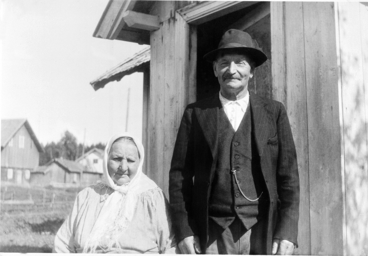 Anno Domkirkeodden, Lise Olsdatter Barlien (1869-1960) og Olaf Andersen Barlien (1885-1974) foran den gamle stua i Barlien.