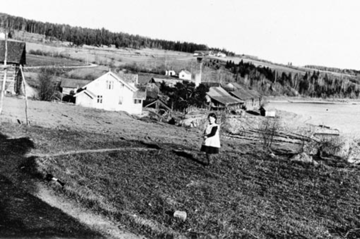 Anno Domkirkeodden, Eksteriør, Svingen, Mengshoelverket i bakgrunn, sett fra Bakkensvingen, Nes, Hedmark.