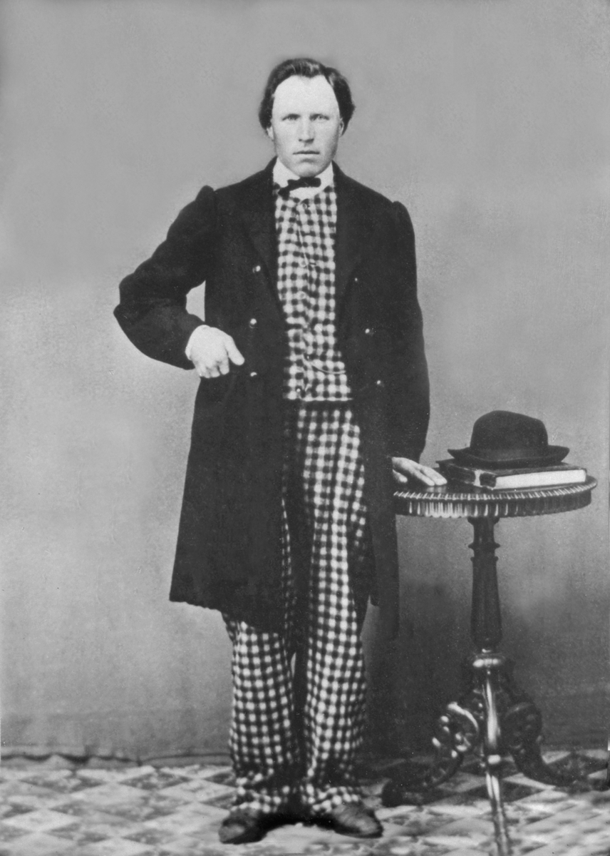 Anno Domkirkeodden, Portrett av Peder Andersen Askehagen. Med rutete dress, hatt og frakk. Askehagen, Stavsjø.