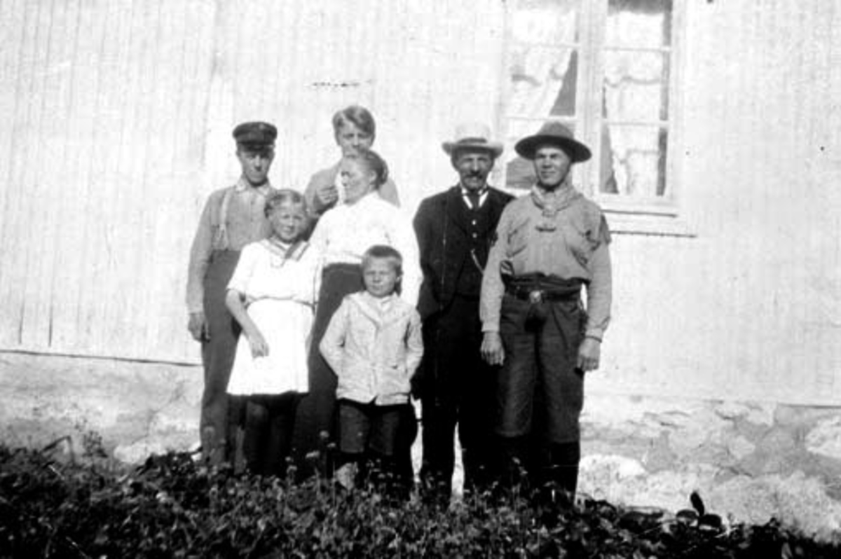 Anno Domkirkeodden, Familien Gaalas på Eriksrud, Stavsjø, Hedmark. Bak fra venstre er Oskar (1902-1980), Erling (1909-1970), Gerda (1911-1997), Agnes (1874-1946), Gustav (1873-1956). Foran fra venstre er Reidar f.1914, Lars f. 1904 i speideruniform.