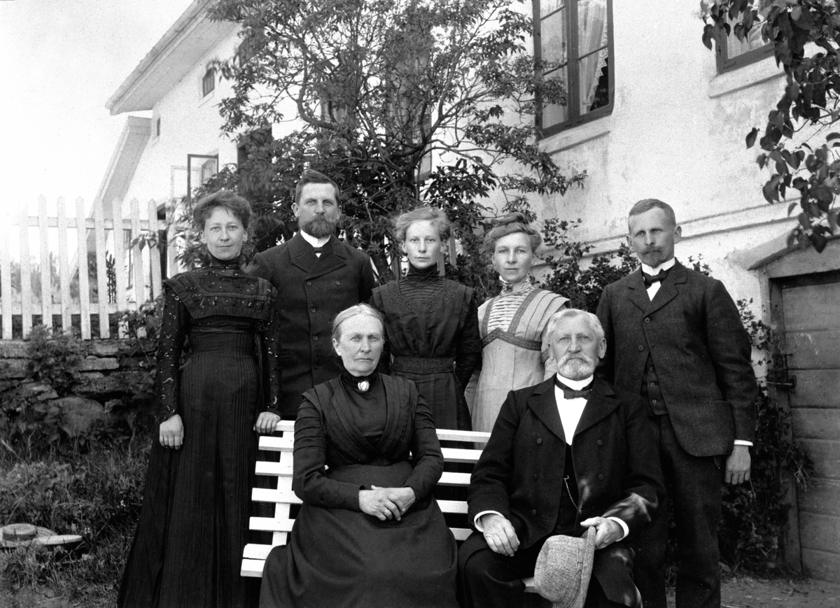 Anno Domkirkeodden, Familien foran hovedbygningen på Mengshoel, Nes, Hedmark. Sittende foran er Lise Olsdatter Baldishoel (1841-1927) og Jens Gerhard Evensen Mengshoel (1838-1919). Bak er fra venstre Amalie (1875-1957), Even (1870-1913), Jenny (1884-1963), Louise (1881-1955), Ole (1873-1962).