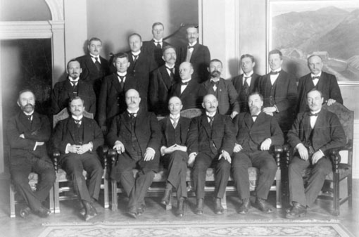 Anno Domkirkeodden, Gruppe menn. "De samvirkende nordiske landmandsforbunds forening". Stiftelse i Gøteborg 1920. Formann i Norges Bondelag Johan E. Mellby (1866-1954) sittende i midten foran, og landbruksskolebestyrer Olav Sendstad (1859-1928) stående bak ham i midterste rekke.