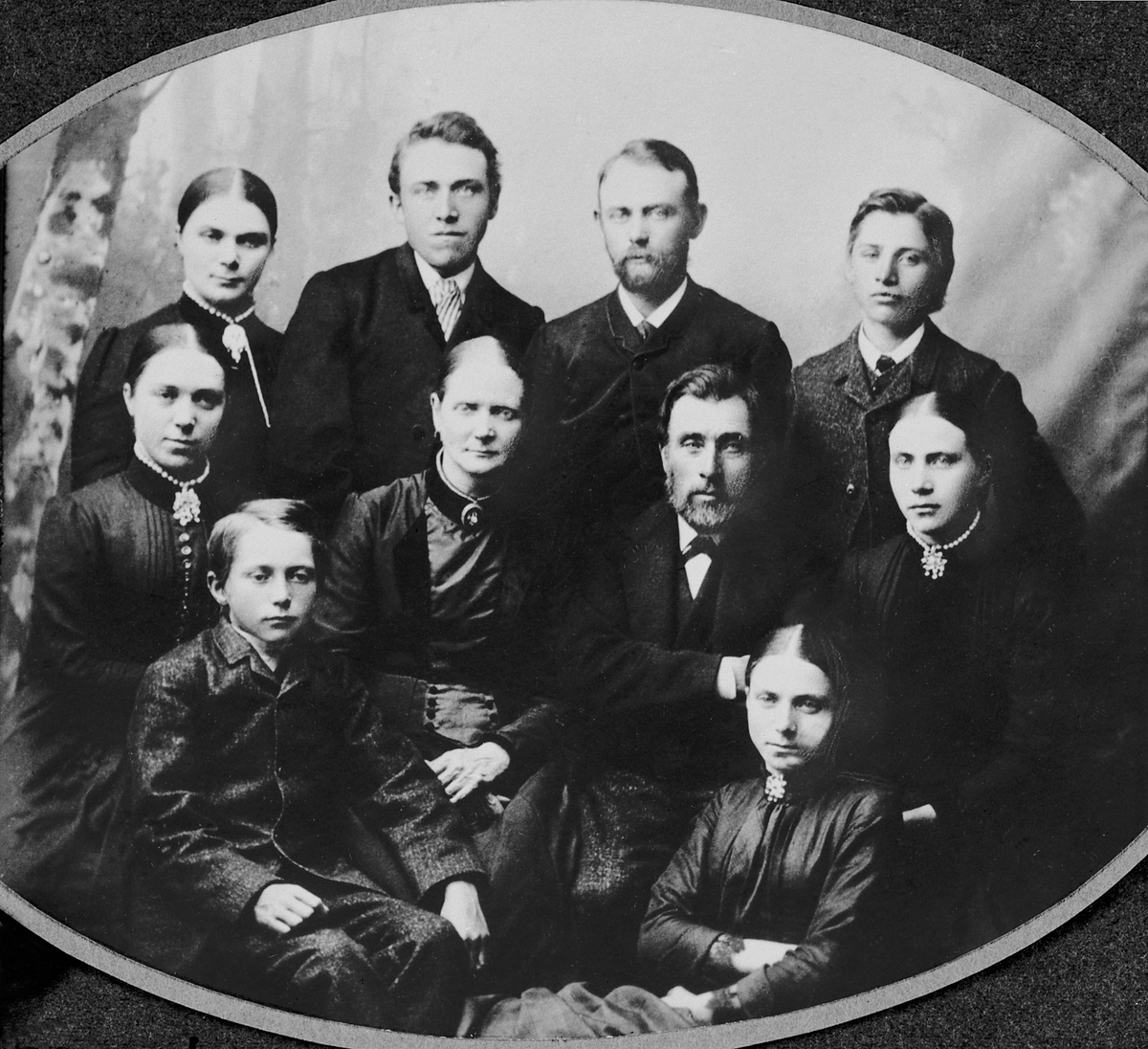 Anno Domkirkeodden, Familien på Sendstad, Nes, Hedmark. Mina (1833-1919) og Ole Sendstad (1827-1907) i midten med barna rundt. Otto Mauritz (1874-1965), Magnhild Barbro (1861-1935). Bak fra venstre er Anne Maria (Marie) (1865-1931), Ingvald (1867-1927), Olav (1859-1928), Aksel (1872-1922), Lena (1865-1940).