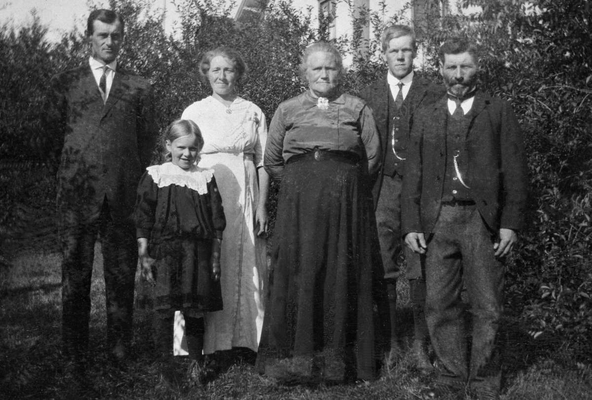 Anno Domkirkeodden, Familien Drager på Mæhlum, Stavsjø, Hedmark. Fra venstre er Karl Kristiansen Aas (1885-1961), Agnes Vardine Aas (1907-1997), Helga Drager Aas (1889-1976), Lise Hansdatter Drager (1867-1936), Juul Gerhard Drager (1897-1974), Johannes Olsen Drager (1865-1954).