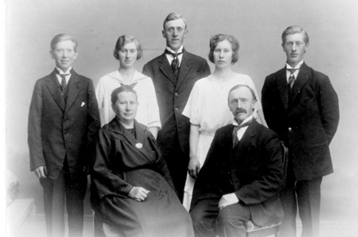 Anno Domkirkeodden, Familien i Nordsveen, Stavsjø, Hedmark. Sittende foran er mor Lina Evensdatter (1870-1953), Kristian Olsen (1868-1951). Bak fra venstre er Osvald f.1909, Laura (1905-1986), Albert f.1898, Martha f.1900, Jørgen f.1902.