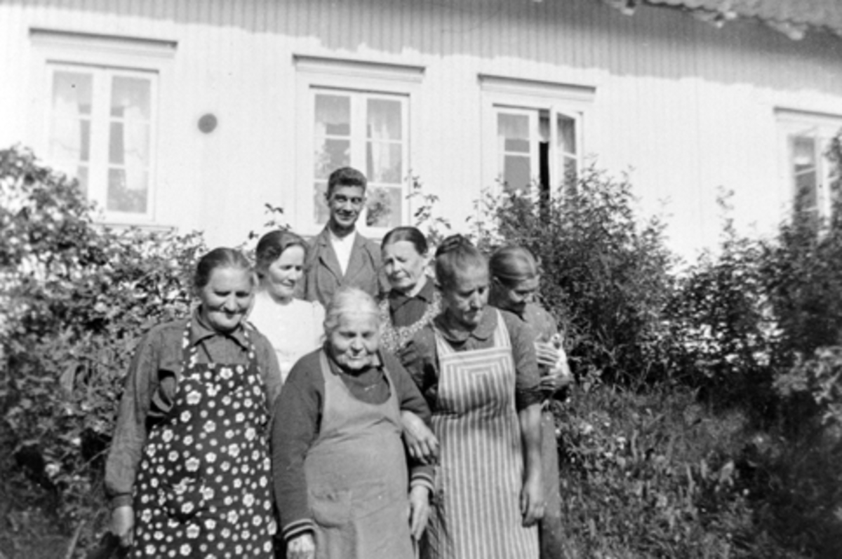 Anno Domkirkeodden, Gruppe eldre foran Nes private gamlehjem, Solbakken under Lie øvre, Nes, Hedmark.