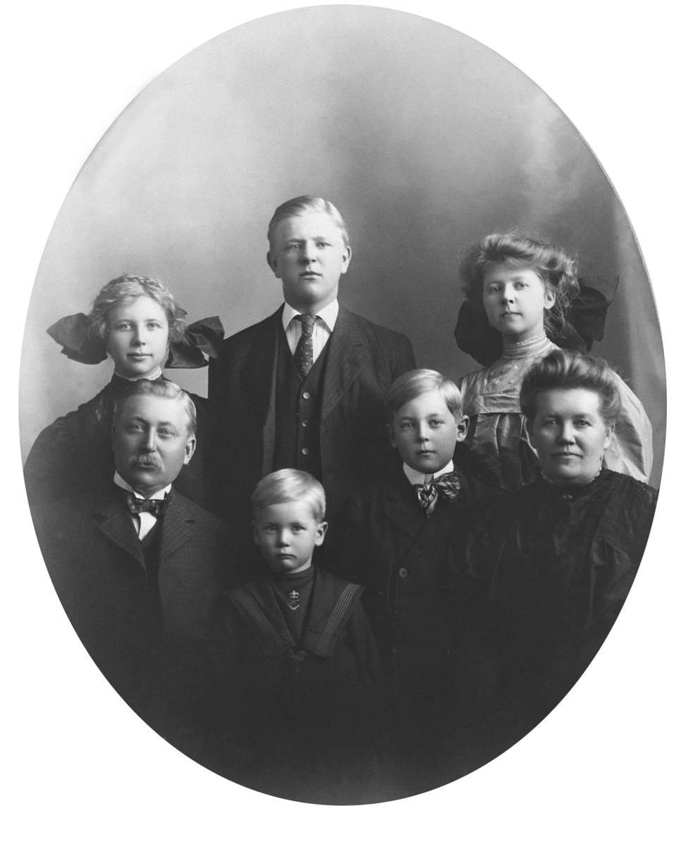 Anno Domkirkeodden, Familien Johannessen Mælum, Mons og Netta Johannessen med barn, Mæhlum, Gaupen, Ringsaker. Emigrerte til Amerika.