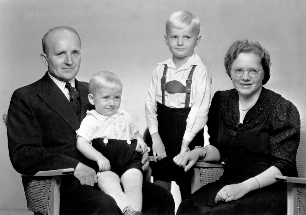 Anno Domkirkeodden, Familien på Kongsrud, Nes, Hedmark. Morten Kongsrud (1902-1984) og kona Martha Borgny Lie (1911-1979) med sønnene Brede f.1939 og Iver f.1942.