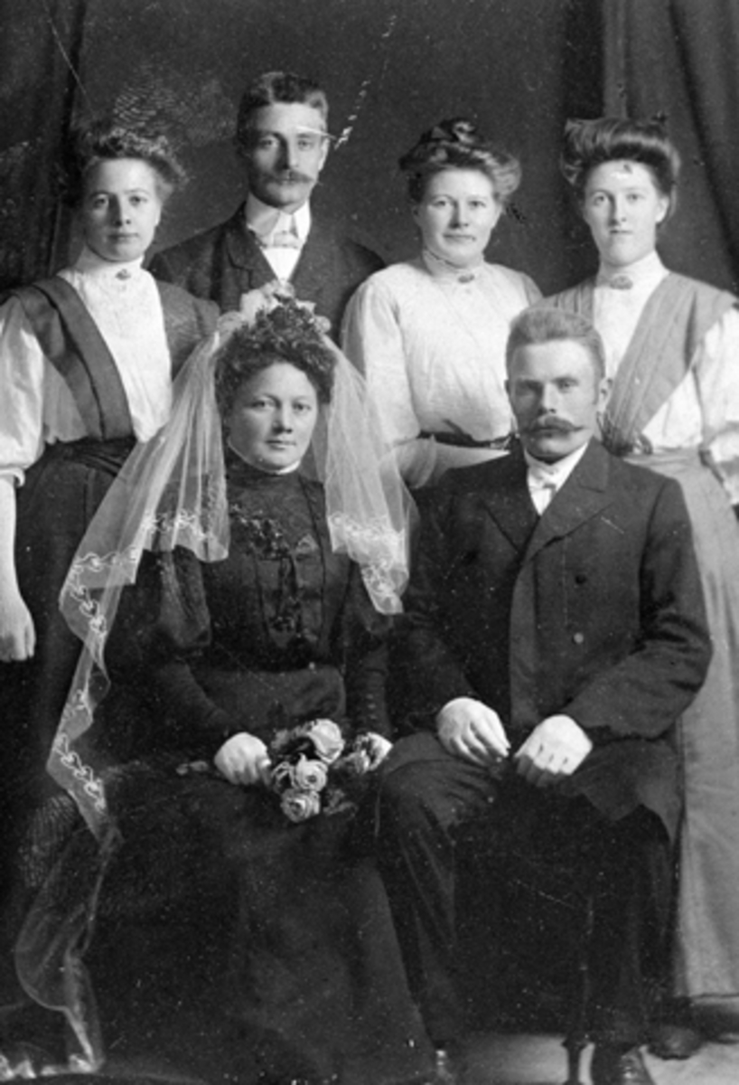 Anno Domkirkeodden, Brudeparet Berthe Kristine Lie (1874-1936) og Mikkel Lie (1877-1962). Bak er Karoline Dammen, Helga Hoen, Olga Hoen, Bernhard Gubberud. Lie nedre, Nes, Hedmark.