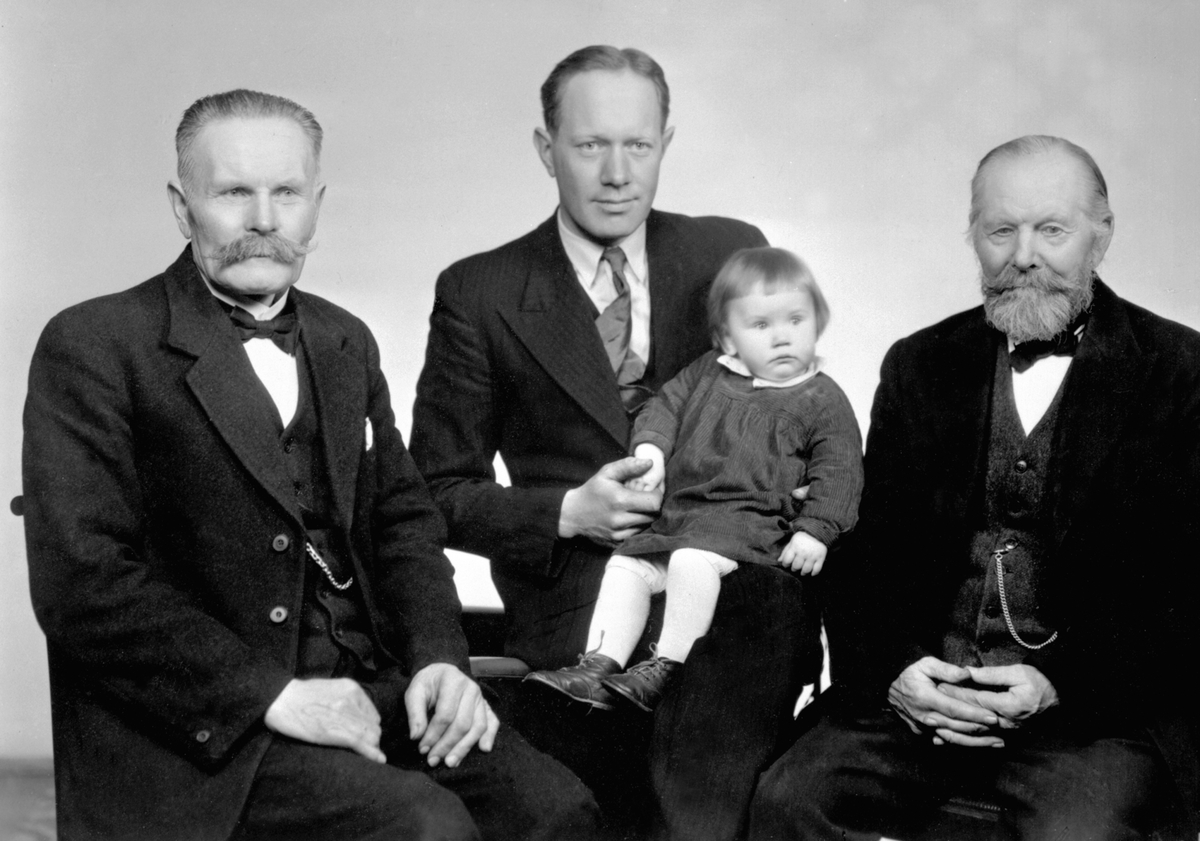Anno Domkirkeodden, Fire generasjoner på Lie nedre, Nes, Hedmark. Fra venstre er Mikkel Lie (1877-1962), Asbjørn Sverre Lie (1909-1994), Birgit Lie f.1941, Anton Edvard Lie (1848-1947).