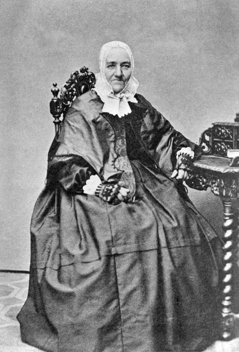 Anno Domkirkeodden, Portrett av Agnethe Mortensdatter Lie (1790-1867) født Fossum. Lie øvre. Kvinnedrakt og hodeplagg fra 1860-åra. Fotografert under et besøk i 1860-åra.