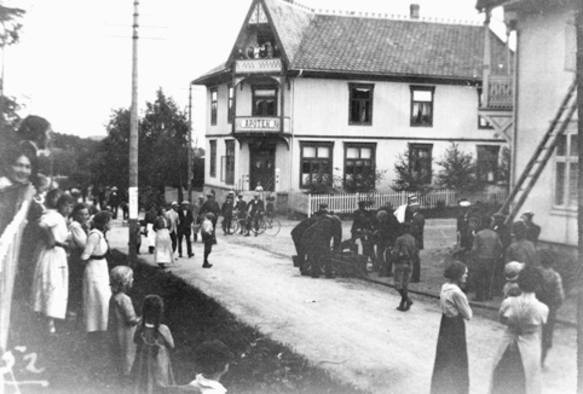 Anno Domkirkeodden, Brannøvelse i Apotekergården, Storgata, Moelv, mye folk.
