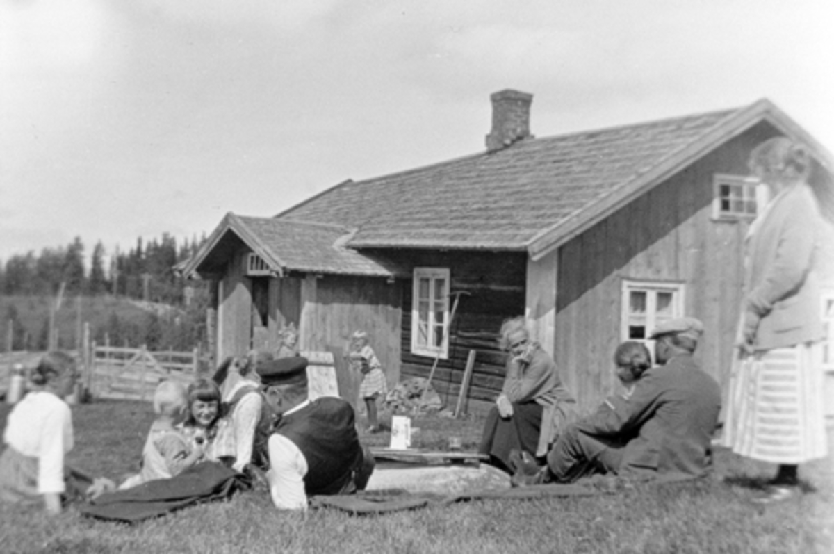 Anno Domkirkeodden, Eksteriør, plassen Karlstad, Nybygda, Ringsaker. Sommerbeite for kua i Buttekvern. Voksne og barn. Besøk fra Stange.