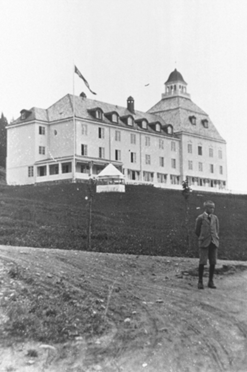 Anno Domkirkeodden, Eksteriør, Høsbjør turisthotell, lysthus, gutt på vegen, Furnes, Ringsaker.