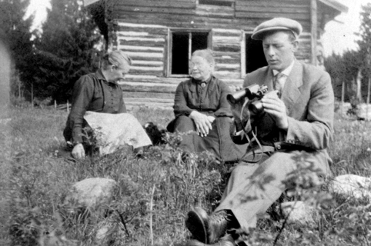 Anno Domkirkeodden, Husmannsplassen Tongbakken under Helgeby, Nes, Hedmark. Foran er Bjarne Dehlie, Anna Helgeby, ukjent.