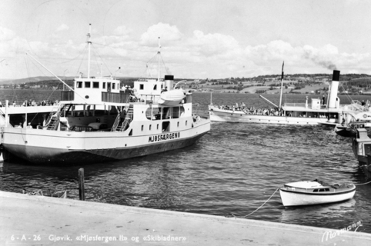 Anno Domkirkeodden, D.S. Mjøsfærgen II og Skibladner ved Gjøvik brygge. Postkort.