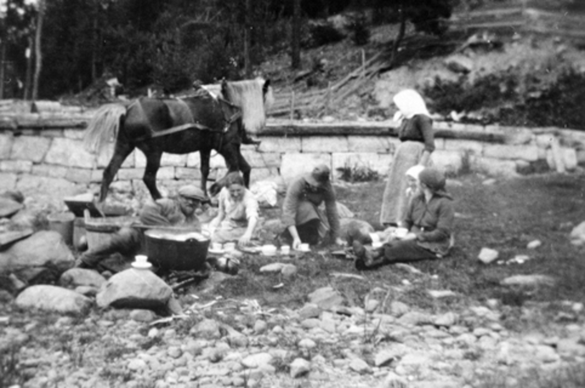 Anno Domkirkeodden, Klesvask på Smedstuestranda, folk, gryte, hest, Smedstuen nedre, Nes, Hedmark.