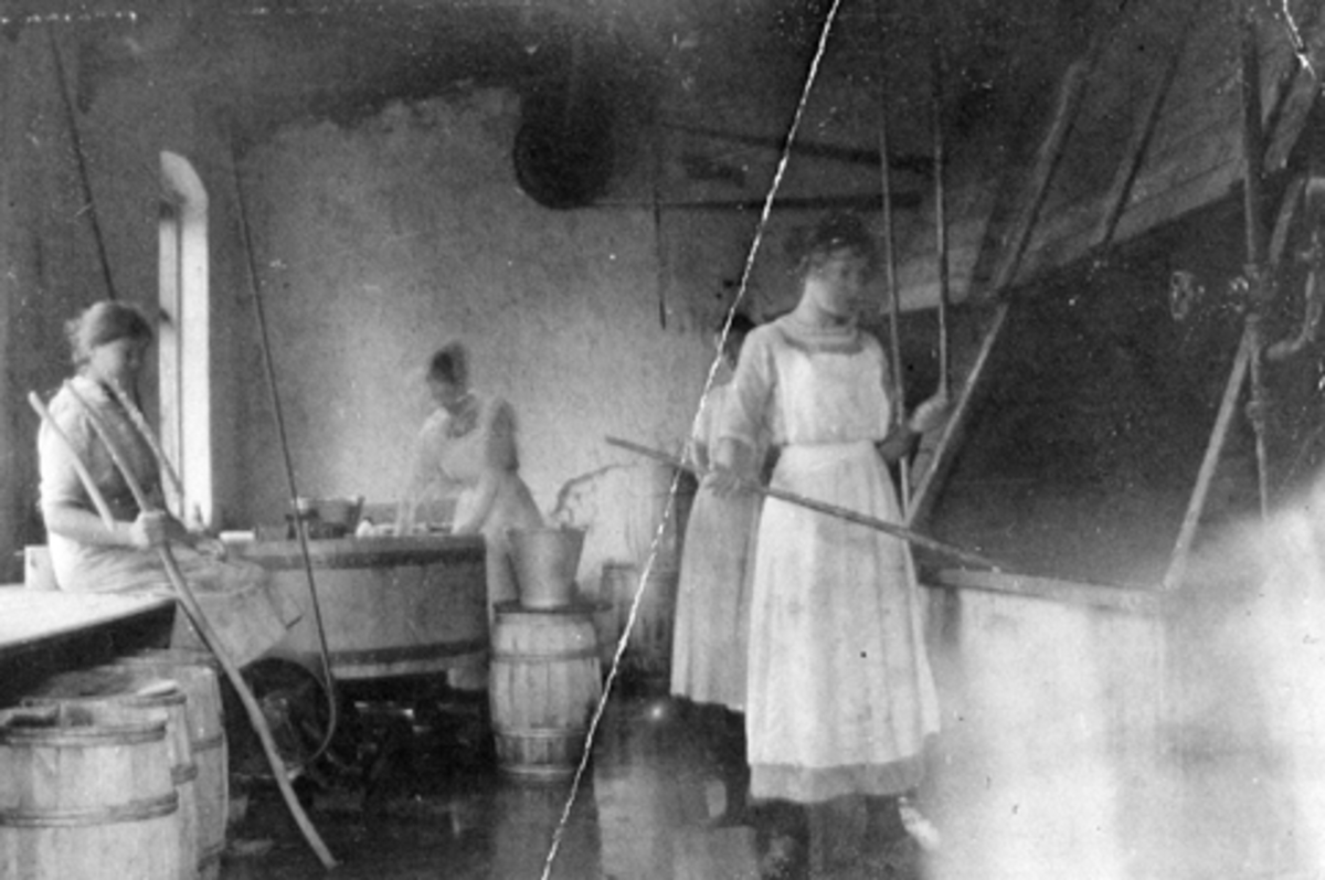 Anno Domkirkeodden, Interiør, meieri, 4 damer arbeider, trolig Gaupen meieri, Ringsaker. Bildet har tilhørt Anna Sørbo (f 1892).