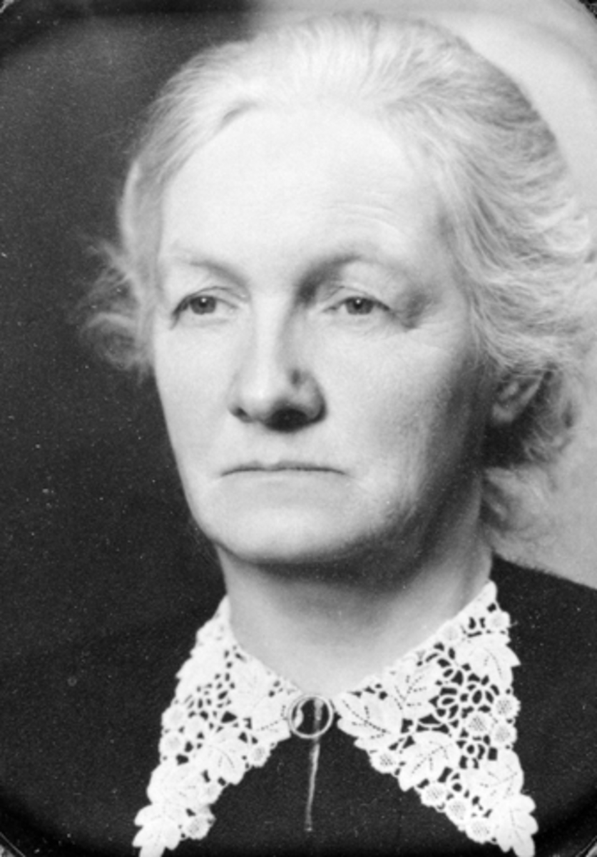 Anno Domkirkeodden, Portrett, Gunvor Bøe F: 1880, født Stenersen, gift med Georg Bøe, Gaarum, Nes, Hedmark.