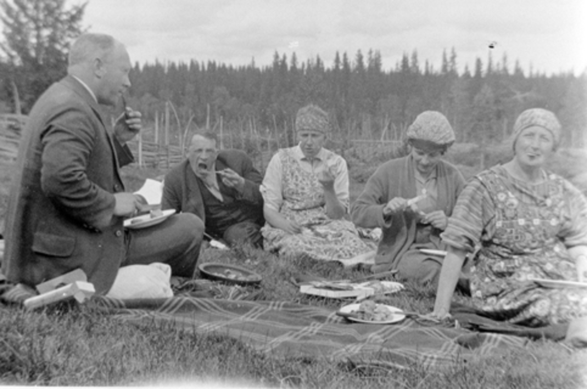 Anno Domkirkeodden, Matrast på fjelltur, Bjønnåsen, Ringsakerfjellet. Fra venstre er Ola Tingelstad, Johansen på brenneriet, fru Johansen, Kari Tingelstad, Kristine Langmyhr.