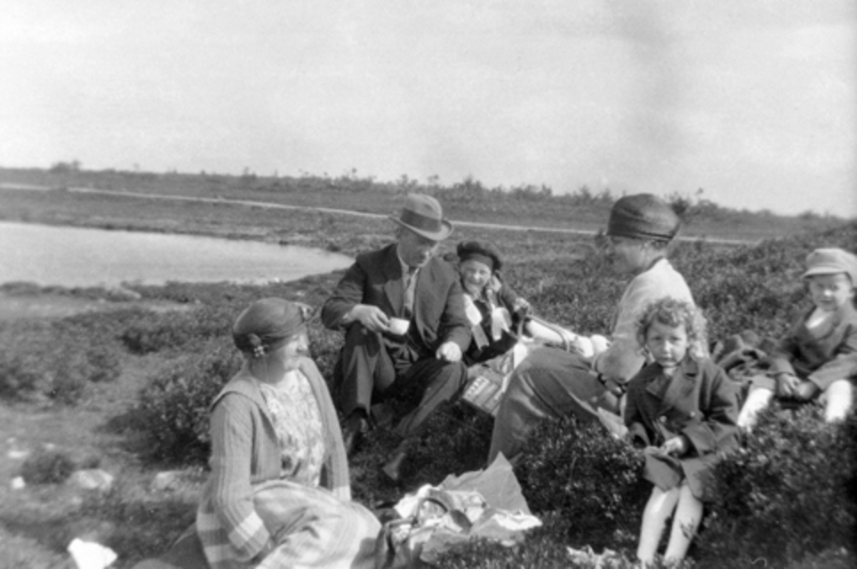 Anno Domkirkeodden, Fjelltur på Ljøsheim, ved Ljøsvatnet. 3 voksne , Kristine Langmyhr, Åsa Langmyhr, Asbjørn Thingelstad, 3 barn, O.A. Thingelstad, Mary Thingelstad, Kari Thingelstad.