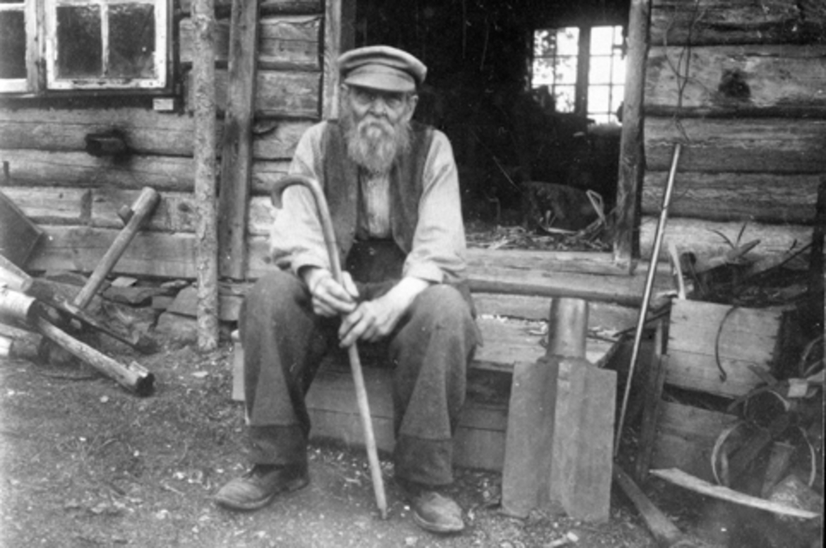 Anno Domkirkeodden, Snekkermester Hagbart Andreassen Lundstein (f 1861) sitter utenfor sitt snekkerverksted på Seilstad, Sandvold, Nes, Hedmark.