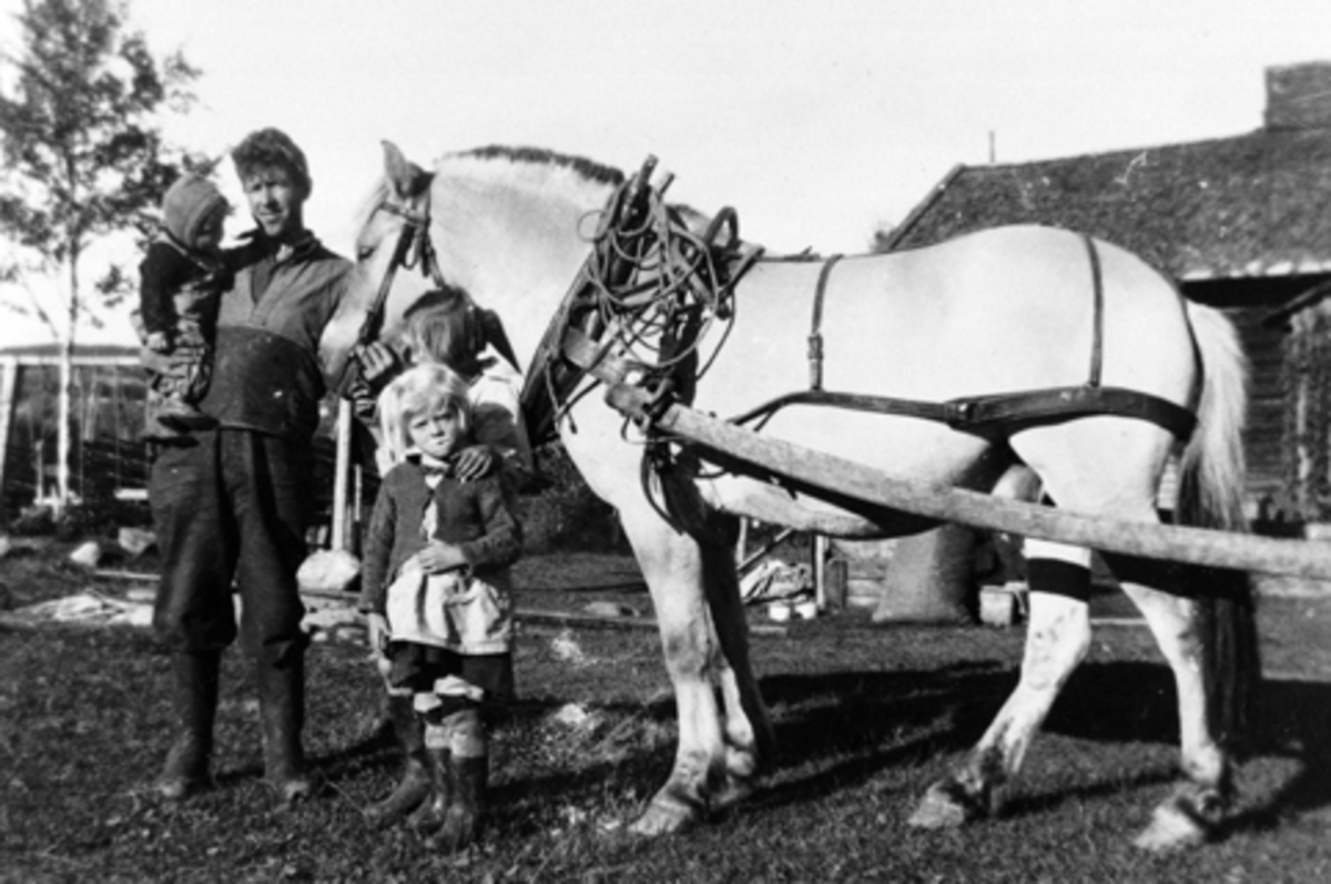 Anno Domkirkeodden, Olaf Sundmyhr med tre barn og hest på plassen Sundmyhr i Furnesåsen.