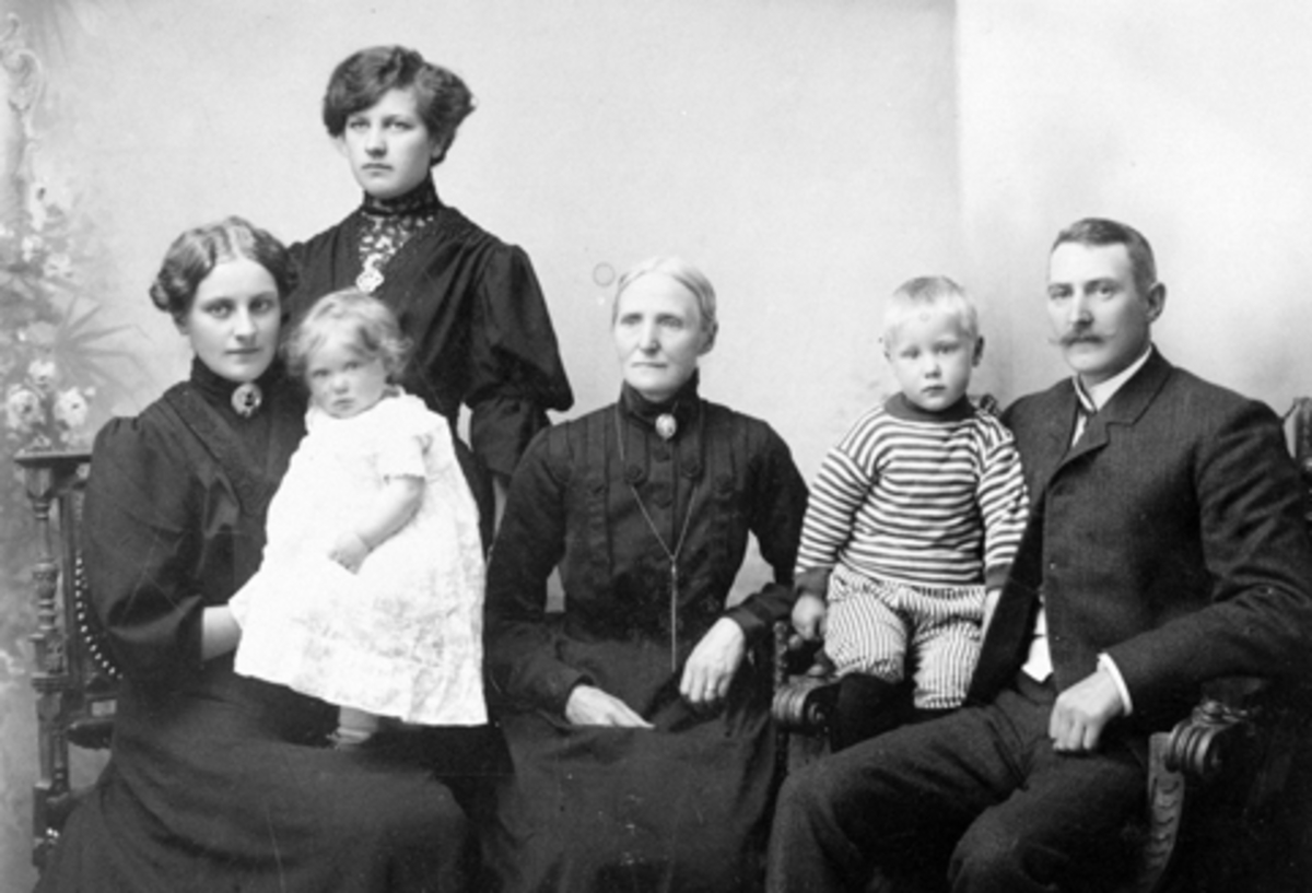 Anno Domkirkeodden, Gruppe 6, familien Jevanord, fra v: Jevanord, Kersti født: Sollerud med Liv på fanget, Jevanord, Oline født: Lindstad fra Stange, Jevanord, peter Olai med Hans, bak: Sollerud, Marthe gift: Bjørntegård, Øvre Rendal. "Dal - Jevanordkafeen".