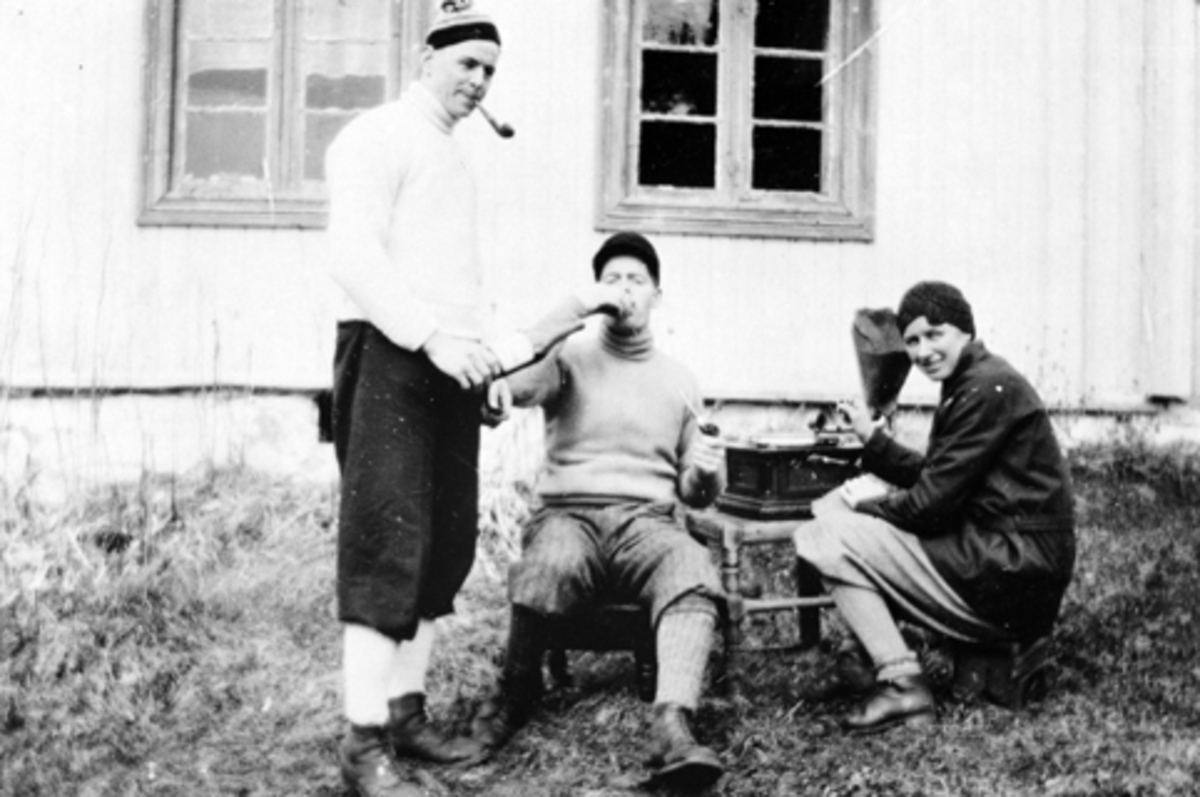 Anno Domkirkeodden, Sveivegrammofon på krakk utendørs, Furnes, Ringsaker. Arve Nybakken, Sigurd Rindal, Helga Jovall Rindal.