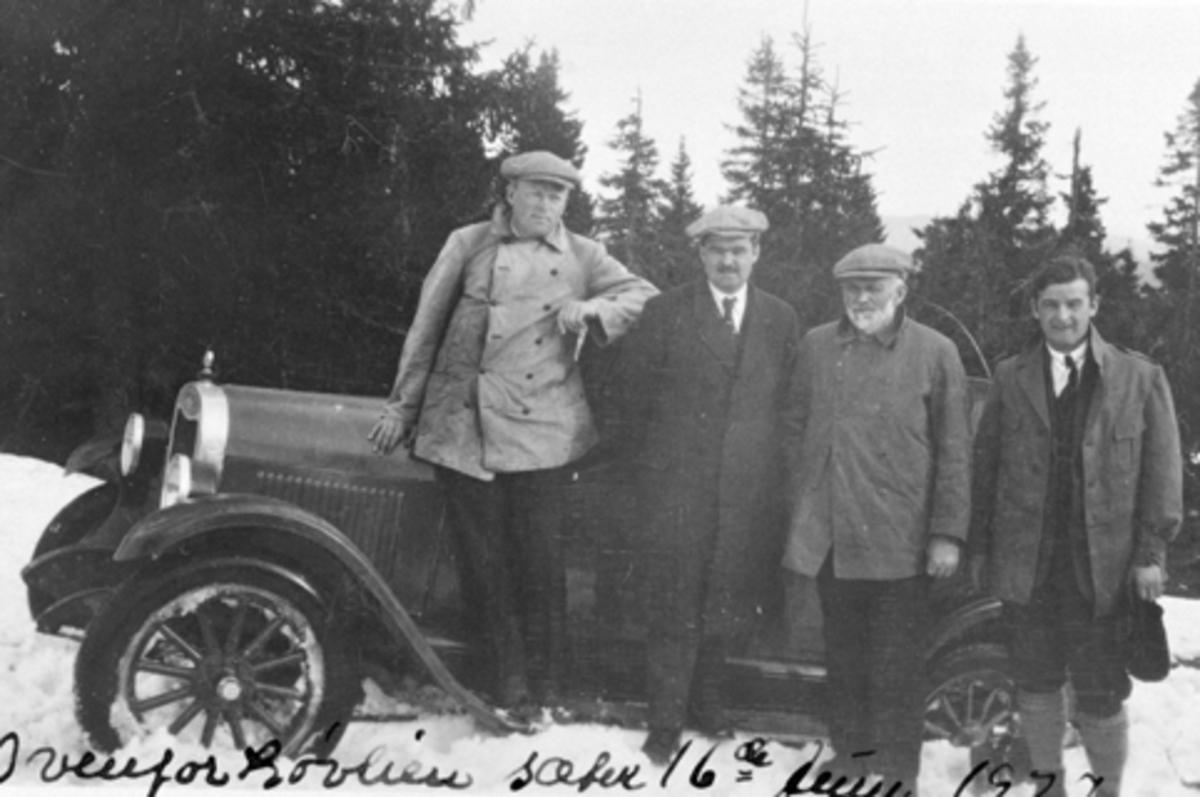 Anno Domkirkeodden, 4 menn foran en Ford 1926 modell, Løvlia, Ljøsheim, Ringsaker. Einar Husebye, Oskar Husebye, Emil Husebye, Harald Husebye.