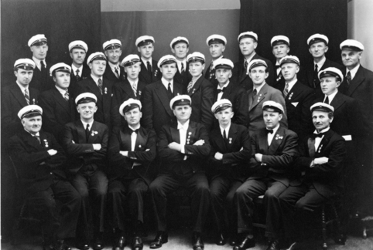Anno Domkirkeodden, Gruppe menn, Brumunddal Mannskor, hvite sangerluer. Ringsaker.|