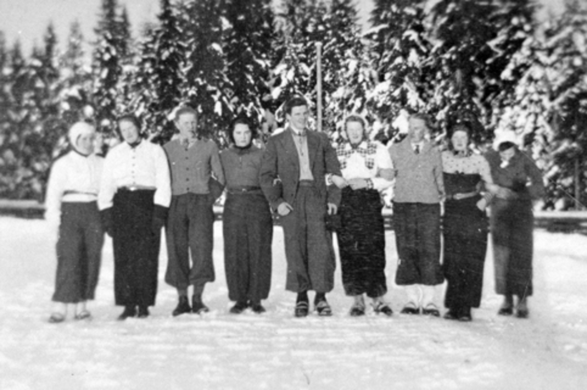 Anno Domkirkeodden, Furnes Indremisjons sangkor. Fra venstre er Ester Storholm, Karen Skjelset, Lars Skjelset, Marit Østby, Reidar Brenden, Karin Alvestad, Kaare Godager, Lise Granlund, Lovise ?. Furnes, Ringsaker.