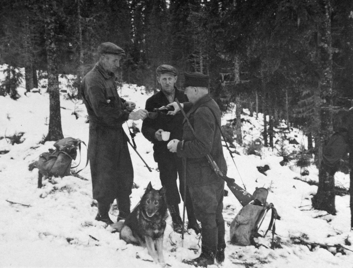 Anno Domkirkeodden, Gruppe jegere med gevær og huns skåler for vellykket jakt. Fra venstre Peder Haga, Kristen Heggelund, ukjent prost, Furnes, Ringsaker.