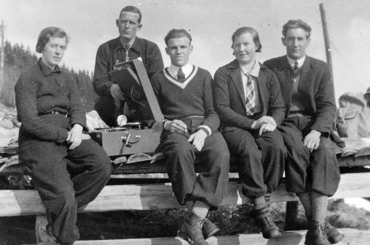 Anno Domkirkeodden, Gruppe ungdommer på tur med sveivegrammofon, helt til høyre er Olav og Karen Stensrud, Karen og Olav Stensrud giftet seg 1941. Furnes, Ringsaker.