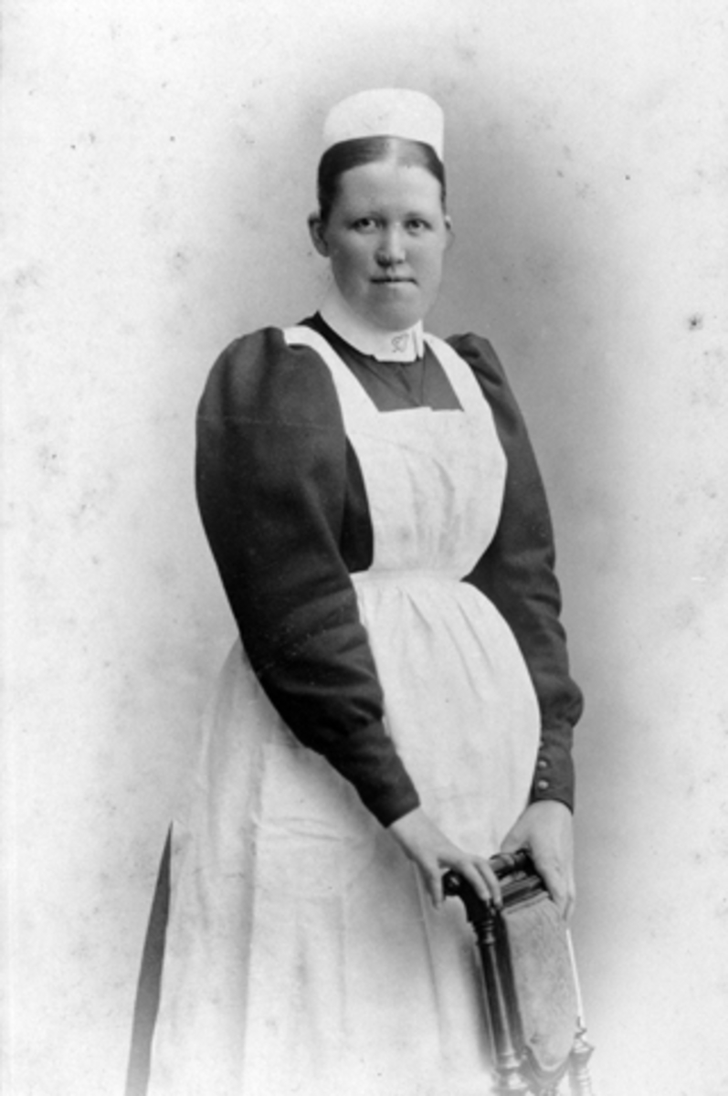 Anno Domkirkeodden, Portrett, Kristiane Storihle i servitørklær, arbeidet på hotell, Lillehammer. Furnes, Ringsaker.