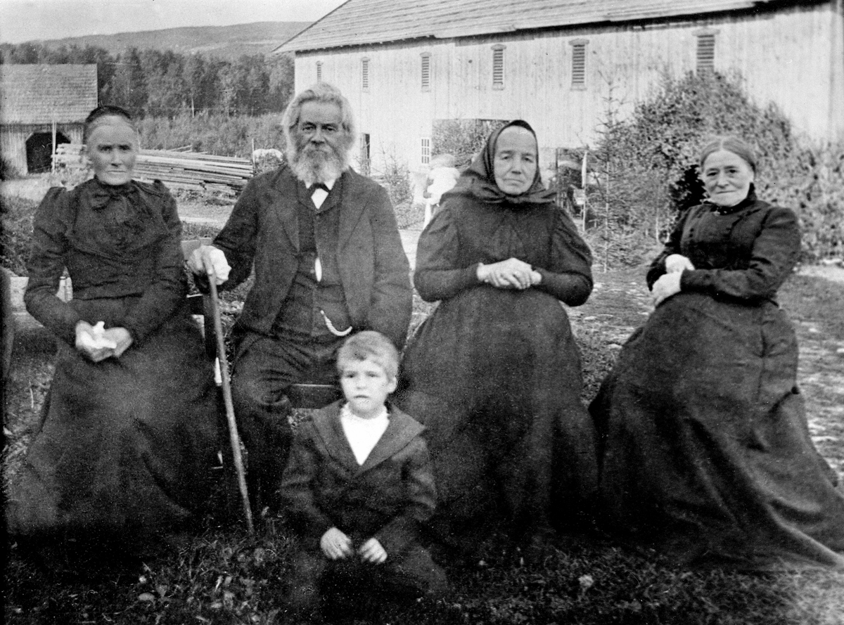 Anno Domkirkeodden, 4 voksne søsken. Fra venstre er Marthe Andersen, Johannes Jensbakken, Marie Høisveen, Inge Borgersen. Foran er Bodvar Larsen. Grindåker, Furnes, Ringsaker.
