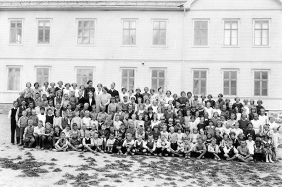 Anno Domkirkeodden, Elever og lærere ved Stafsberg skole, Furnes, Ringsaker. Dette er den andre Stafsberg skole. Den eldste lå oppe i bakken ovenfor denne skolen.