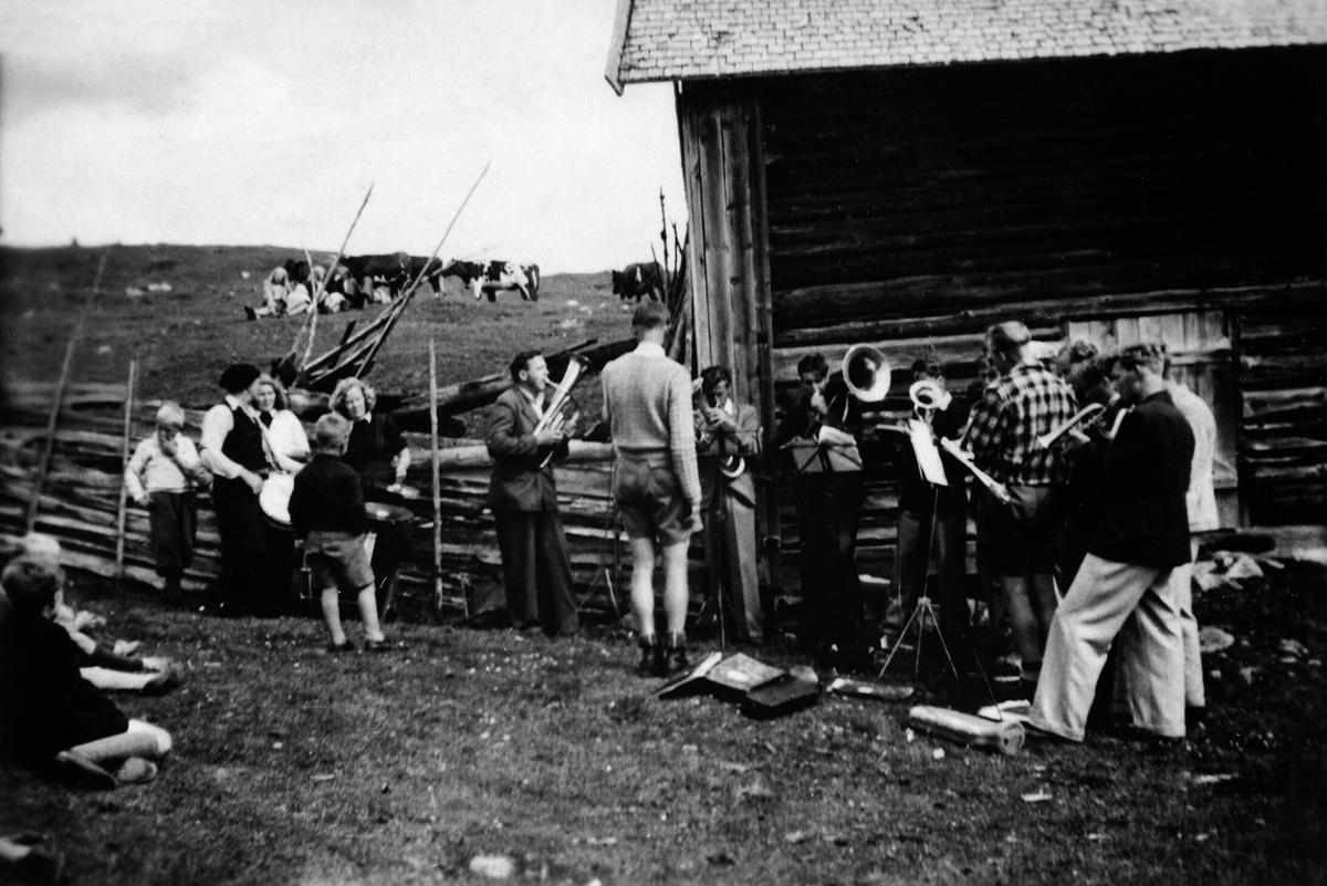 Anno Domkirkeodden, Furnes Musikkforeniong spiller under setergudstjeneste, Bjønnåsen, Ringsaker. Dirigent Reidar Bækkwlund.