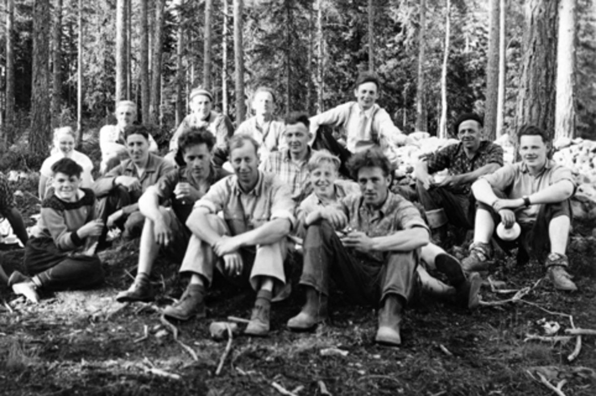 Anno Domkirkeodden, Dugnadsarbeid for klubbhuset i Nybygda, Ringsaker. Støping av grunnmur til Klubbhuset til Nybygda I. L. 1957. Personene er fra venstre: Inger Aaseth, Nils Petter Stensli, Ole Ellefsæter sen., Johs Ellefsæter, Oskar Ellefsæter (med lue), Guttorm Aaseth, Arne Hermandsen, Arvid Sandberg, Olat Fredlund…