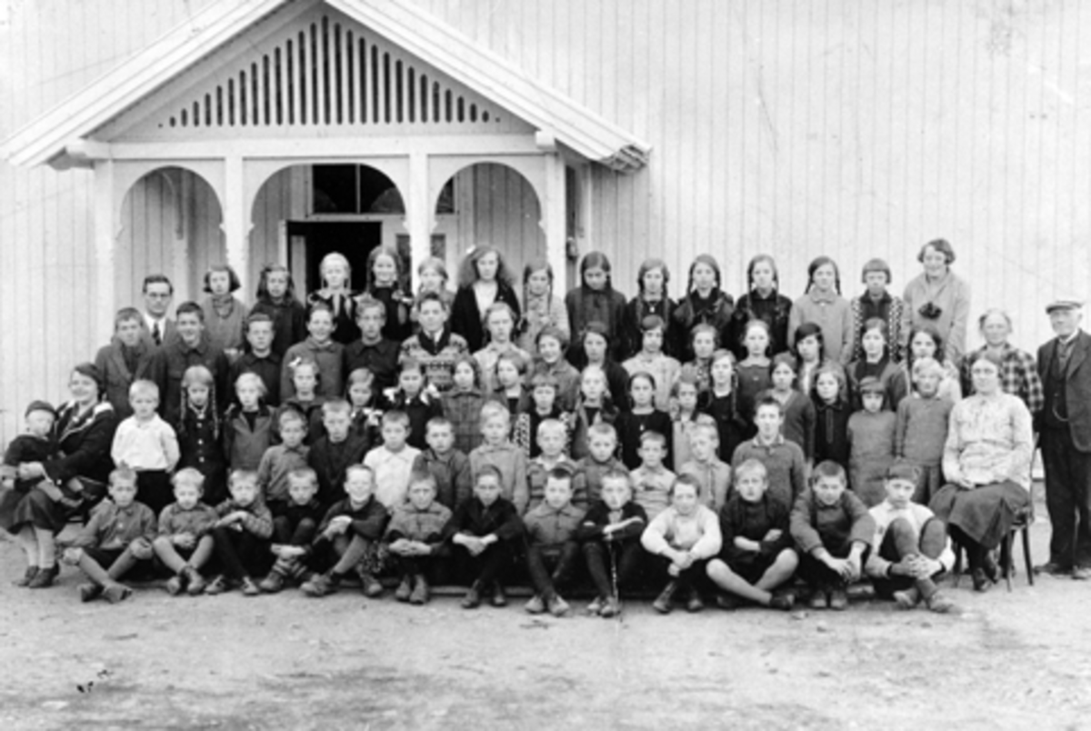 Anno Domkirkeodden, Elever og lærere ved Mauset skole, Brumunddal.