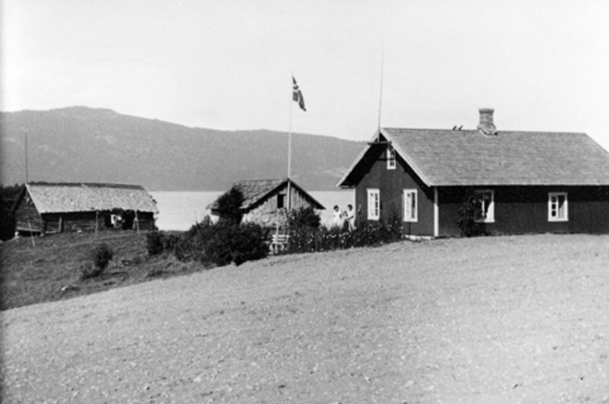 Anno Domkirkeodden, Eksteriør, husmannsplass, Grøtodden under Jesnes øvre, Furnes, Ringsaker. Aslaug Wormdal, Ulf Wormdal og Anne Ingeborg Wormdal utenfor.