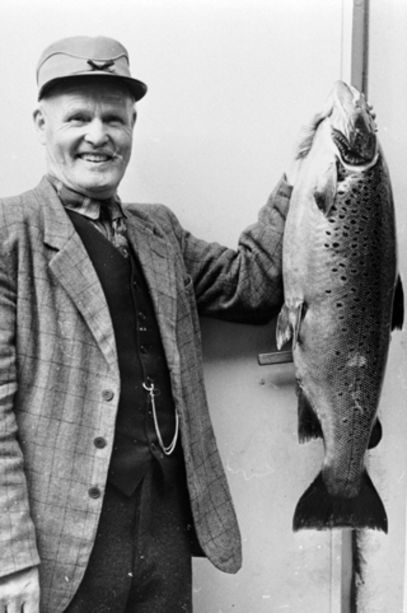 Anno Domkirkeodden, Skomaker Johansen med stor mjøsørret, Jessnes, Ringsaker.