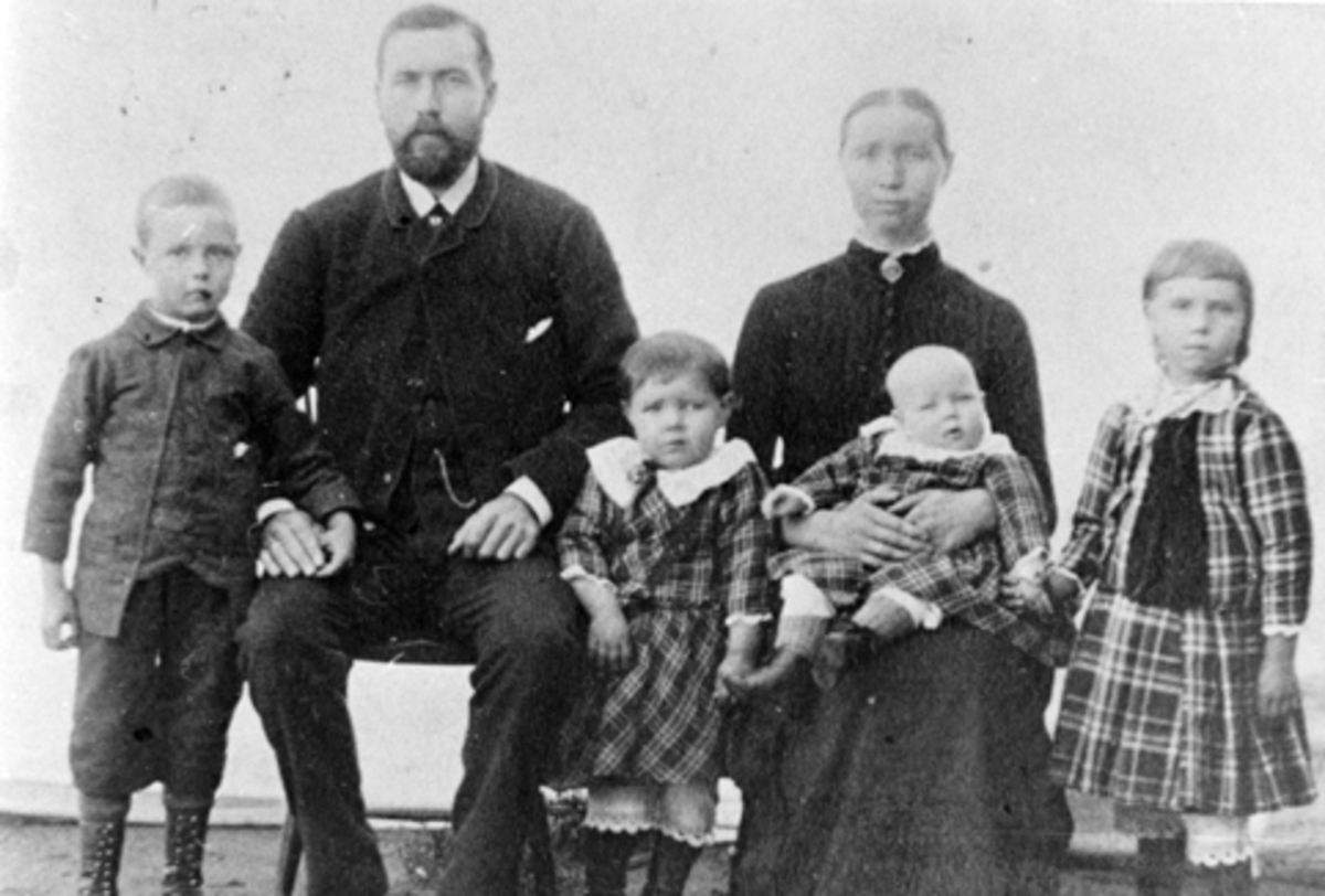 Anno Domkirkeodden, Familiegruppe. Kirkesanger og lærer Kristian Finstad med kone Eli (født Mo fra Grue). Barna er Kristian, Emma, Alma, Martha, Kristian Finstad var lærer og kirke-sanger i 31 år ved Kirkenær skole, Furnes, Ringsaker.