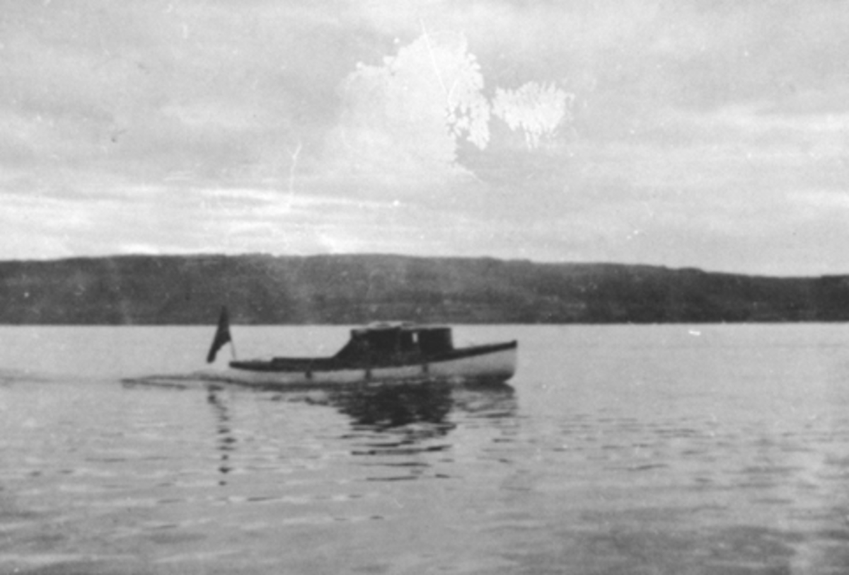 Anno Domkirkeodden, Motorbåt på Mjøsa ved Smedstuen nedre, Nes, Hedmark.