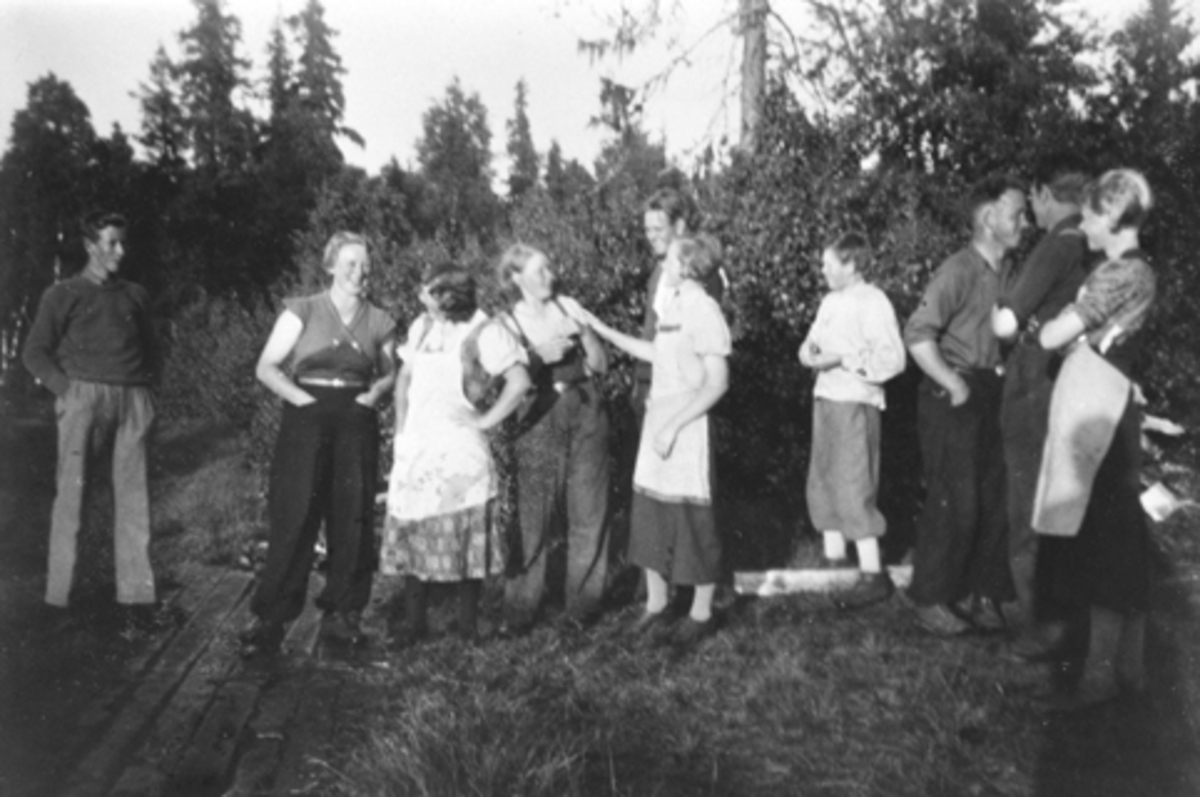 Anno Domkirkeodden, Høljamyra torvfabrikk (Gammal-Høljan), Furnes Almenning. Torvdrift i Høljamyra startet i 1934. Gruppe arbeider i torvmyra, fest. Fra venstre erGunnar Brattbakken, Karen Havik, Sigrid Myre, Aslaug Øverli, Marie Flåhagen, Arve Andersen.