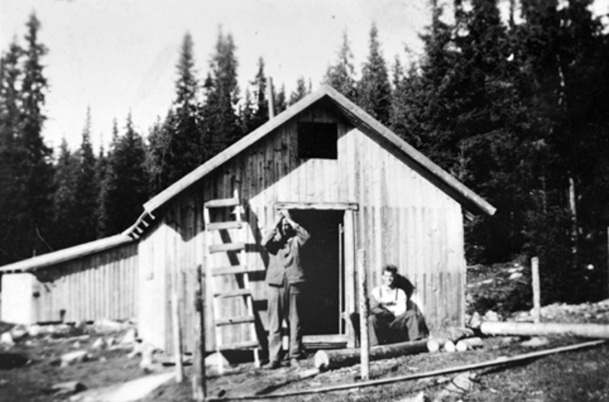Anno Domkirkeodden, Eksteriør, gamle Elvstusagbrakka, Harald Høgsveen og ukjent foran, Elvstusaga, Furnes Almenning.