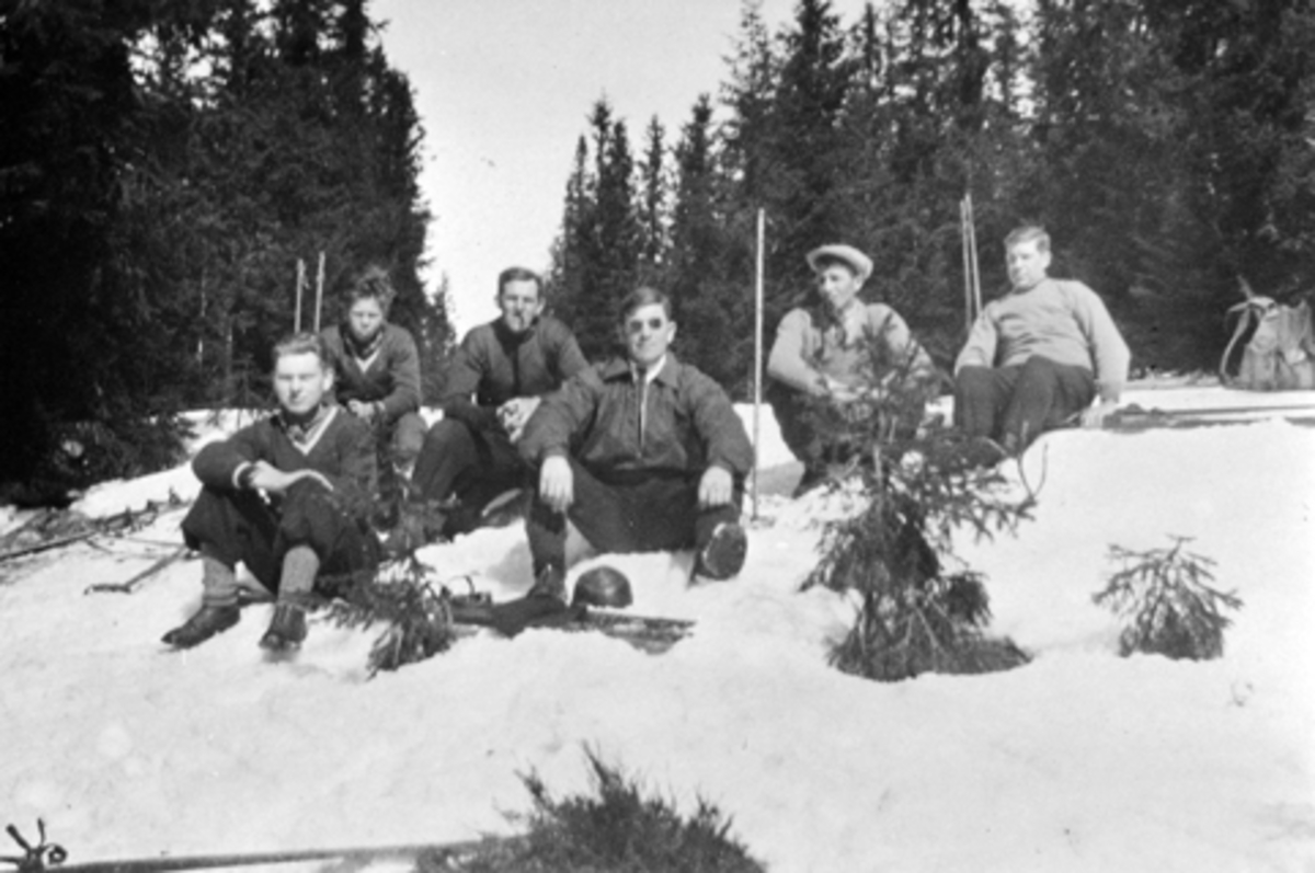 Anno Domkirkeodden, Gruppe menn på skitur i Furnes Almenning. Fra venstre er Jon Sørum, Bjarne Tåsåsen, Peder Tåsåsen, Kristian Rognstad, Jens Rønningsbakken, Einar Kristiansen.